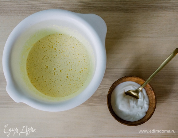 Добавить сметану и снова взбить.