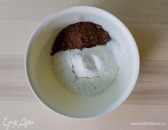 В отдельной чаше смешать муку, какао, разрыхлитель.
