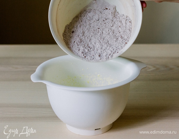 Всыпать муку в яичную смесь.