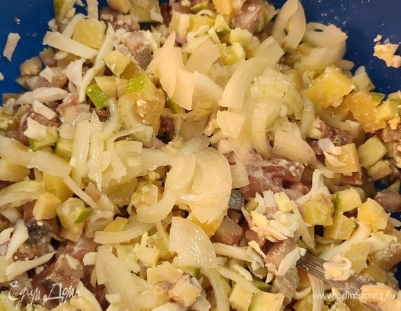 С лука слить жидкость. Смешать все ингредиенты, заправить майонезом.