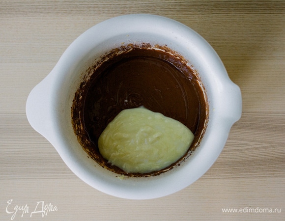 Хорошо перемешать и влить растопленное сливочное масло.