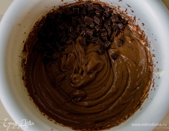 Добавить мелко нарезанный шоколад. Можно добавить больше, чем указано в рецепте.