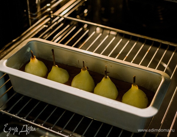 Выпекать при 180°C около 1 часа, проверяя зубочисткой.