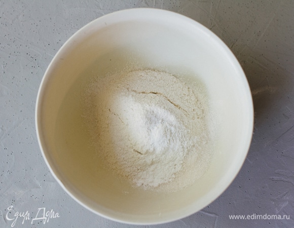 Муку просеять в чашу, добавить сахар, разрыхлитель и соль.