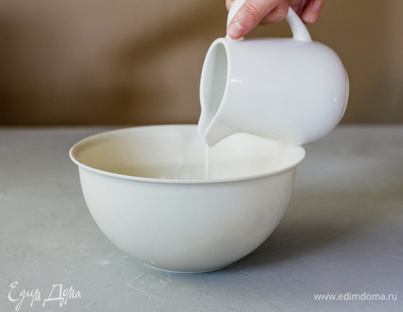 Влить молоко и замесить тесто. Разделить на 2 части.