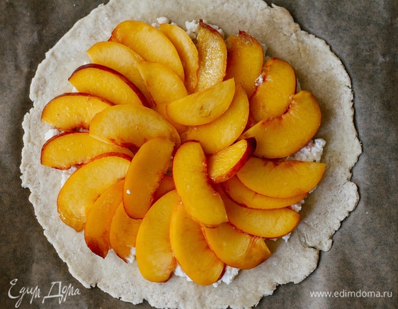 Сверху выложить нектарины.