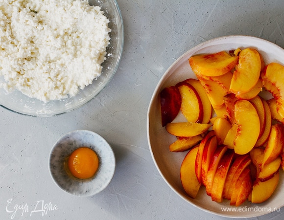 Подготовить начинку: творог смешать с сахаром и белком. Нектарины нарезать дольками. Желток оставить для смазывания.