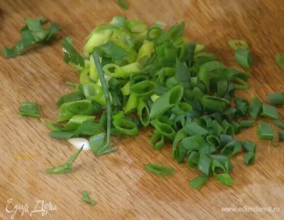 Зеленый лук тонко порезать наискосок.