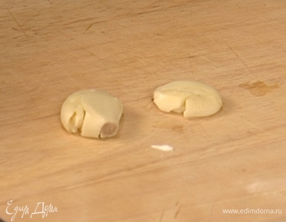 Чеснок почистить и раздавить плоской стороной ножа.