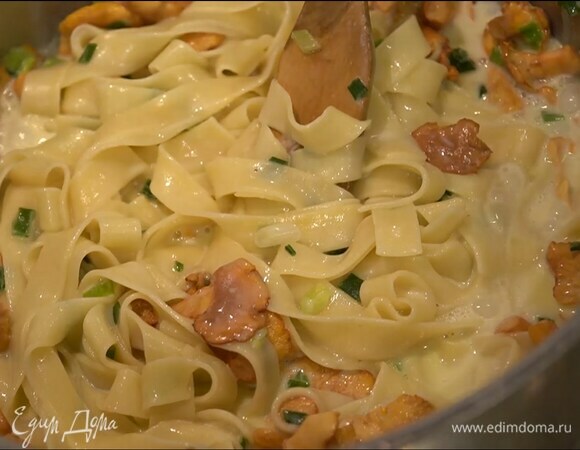 Кастрюлю с феттучине поместить на огонь, добавить обжаренные грибы, влить сливки, посыпать все укропом и перемешать, затем выключить огонь и выложить пасту на тарелку.