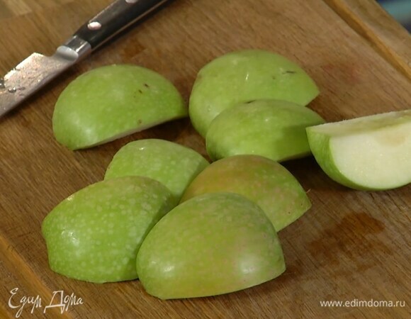 Яблоки разрезать на 4 части и удалить сердцевину.