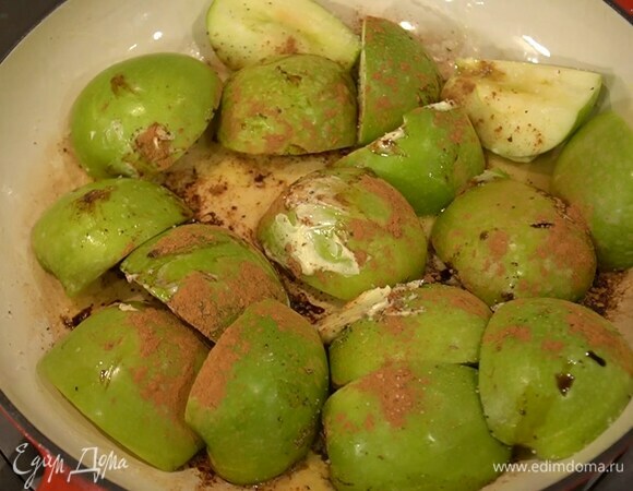 В глубокой сковороде растопить 1 ст. ложку сливочного масла, выложить яблоки, полить их соевым соусом, посыпать корицей, перцем чили, слегка посолить и прогреть.