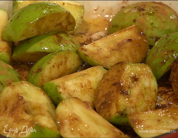 Имбирь почистить, натереть на мелкой терке (должна получиться 1 ч. ложка) и выложить в сковороду с яблоками.