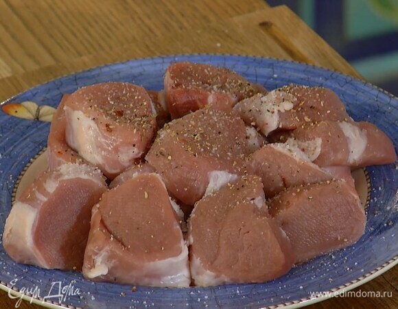 Свинину посолить и поперчить со всех сторон.