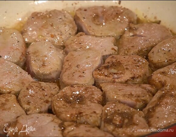 В сковороду, где жарились яблоки, добавить оставшееся сливочное масло и обжарить мясо со всех сторон до появления румяной корочки.