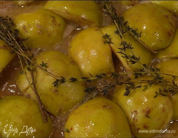 Сверху на обжаренные медальоны выложить яблоки кожицей вверх, добавить тимьян, накрыть сковороду крышкой и томить около 40–50 мин. на медленном огне, затем снять крышку и прогревать мясо еще 10 минут до готовности (жидкость из сковороды должна выпариться).