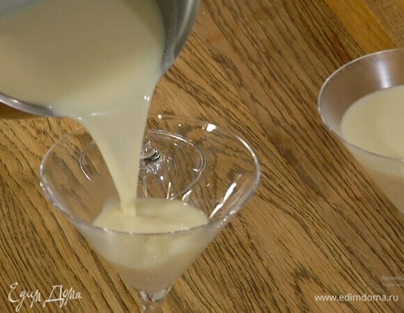 Разлить сливочную смесь в прозрачные бокалы и отправить в холодильник на час-полтора до полного застывания.