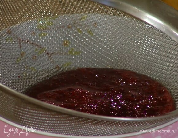 Из остывшего соуса вынуть бадьян и взбить массу погружным блендером, затем процедить через сито.