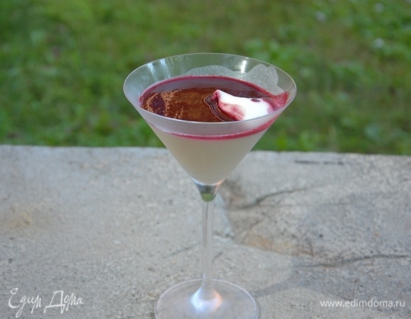 Полить застывшую панна котту ежевичным соусом и подавать.