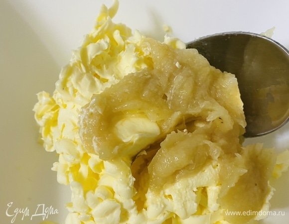 Запеченные зубчики чеснока размять до состояния кашицы. Смешать со сливочным маслом. Перемешать до однородности.