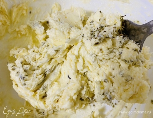 Добавить к маслу соль и орегано. Перемешать.