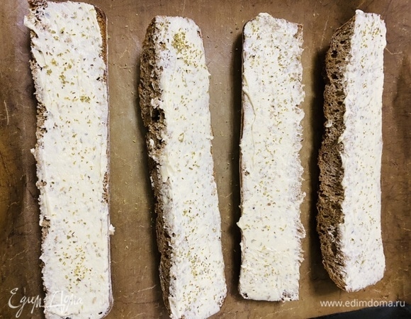 Каждый кусочек багета равномерно смазать маслом.