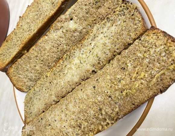 Отправить чесночные багеты в духовку минут на 10, до образования легкой корочки. Температура в духовке — 180–200°C.