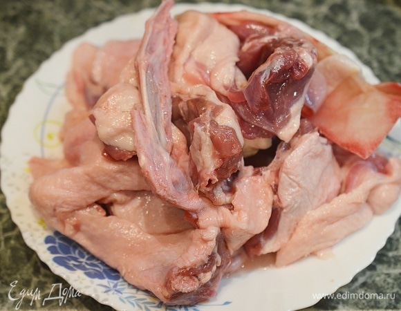 Вымойте утку, обсушите.