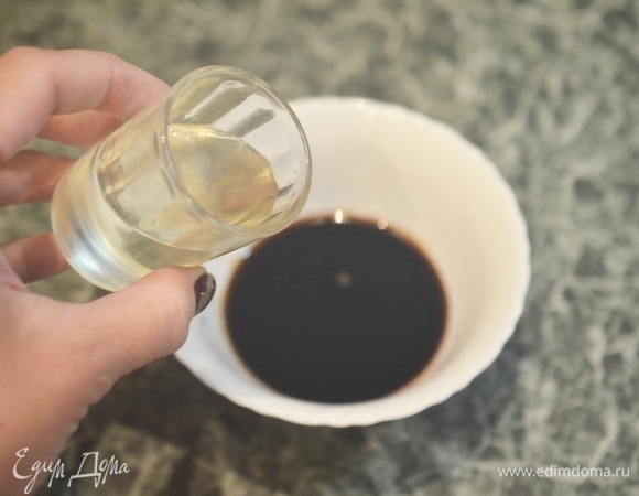 Для маринада к соевому соусу добавьте масло.