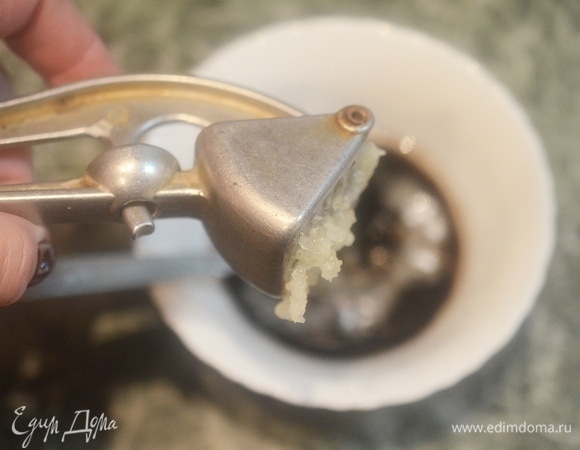 Далее — измельченный чеснок.