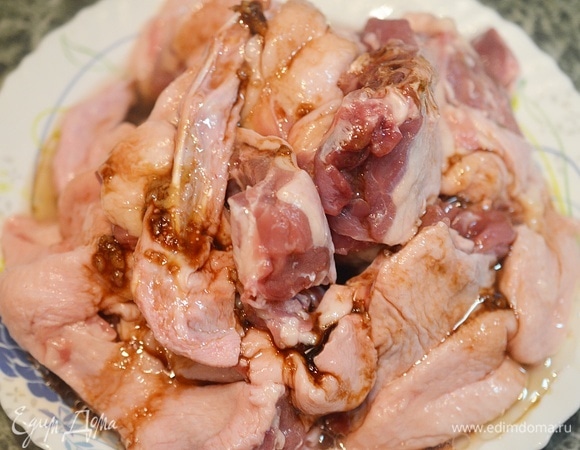 Получившимся маринадом (не всем, оставьте немного) залейте утку и оставьте минут на 30.