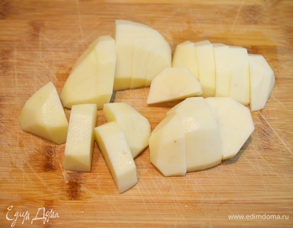 Картофель очистите, нарежьте кружками или полукружками.