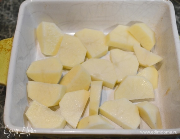 На дно жаропрочной формы выложите картофель.