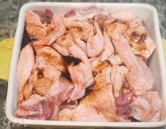 Сверху — утку. Полейте оставшимся маринадом. Запекайте в разогретой до 180°C духовке около 1 часа, первые 40 минут накрыв фольгой.