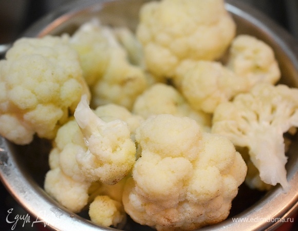 Затем слейте воду и откиньте капусту на сито.