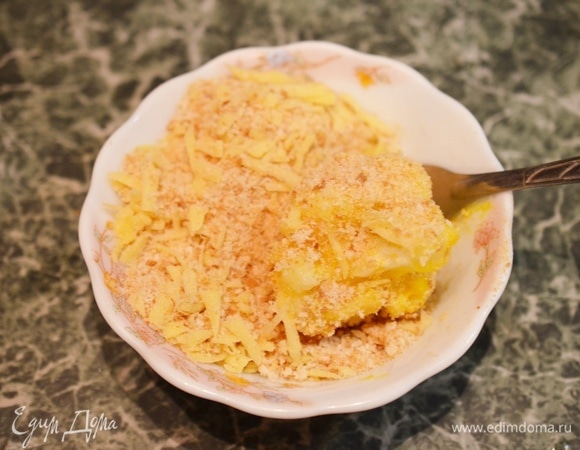 Затем хорошо запанируйте в сухарях с сыром.