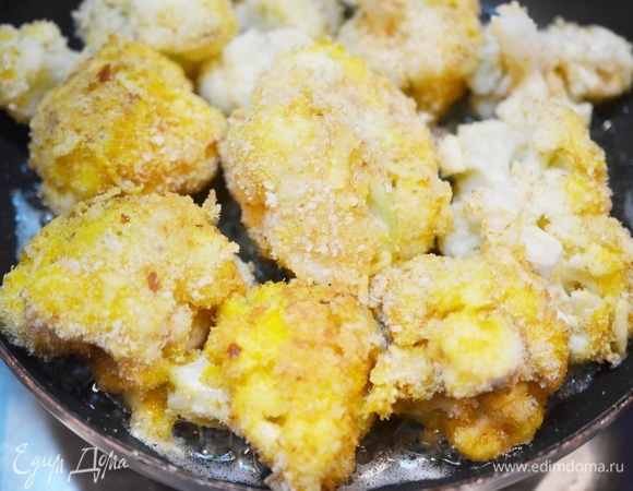 В сковороде разогрейте растительное масло. Обжаривайте капусту на огне сильнее среднего до хрустящего состояния и золотистого цвета.