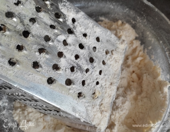 Натереть на крупной терке холодное масло и смешать с мукой.