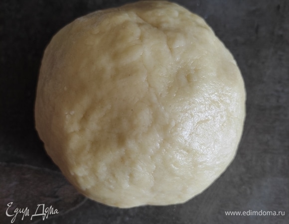 Соединить крошку с желтковой смесью. Собрать тесто в гладкий шар. Возможно, потребуется чуть больше муки в процессе. Сильно замешивать тесто не надо.