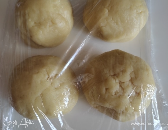 Разделить тесто на 4 части, накрыть пленкой и отправить в холодильник минимум на 1 час.