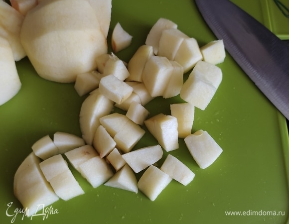 Для яблочной начинки яблоки очистить, нарезать кубиком.