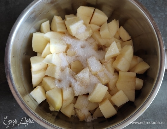 Переложить в сотейник. Добавить сахар и варить на среднем огне около 7–10 минут, помешивая.