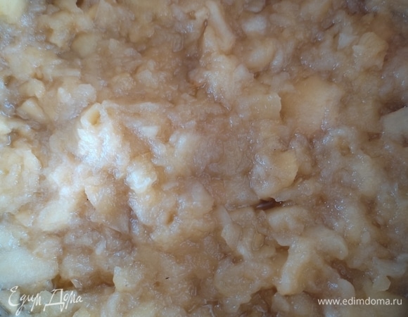 Когда яблоки дадут сок и станут мягкими, немного размять их толкушкой. Получившееся пюре не должно быть слишком жидким. Если так, немного уварите. Добавить по вкусу корицу. Снять с плиты. Остудить.