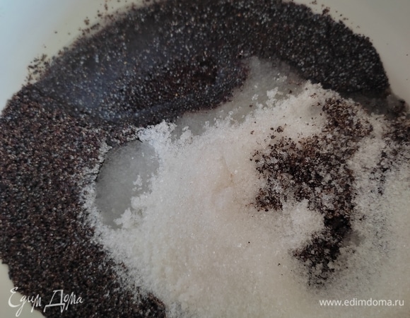 Мак помолоть в кофемолке или в измельчителе. Переложить в небольшую кастрюлю, добавить сахар, воду.