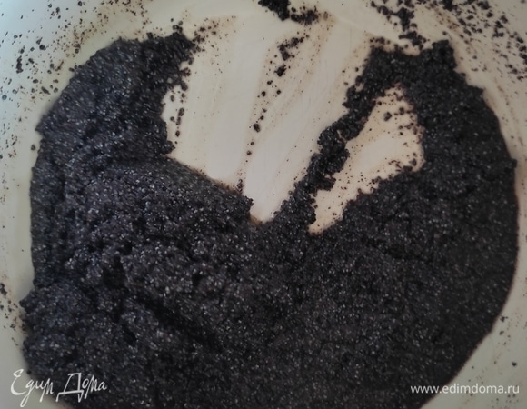 Варить на медленном огне около 3–5 минут, помешивая, чтобы сахар растворился, выключить и остудить.