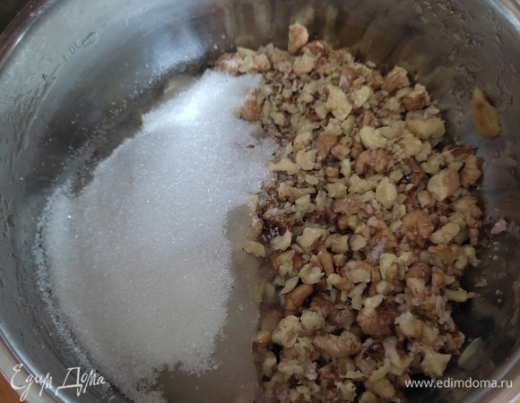 Переложить в кастрюлю. Добавить сахар и воду.