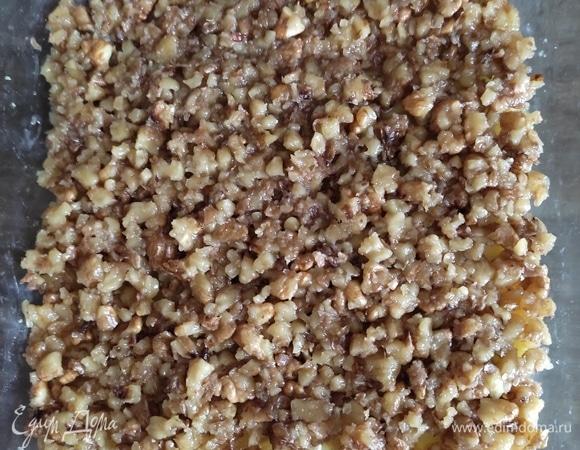 Сверху распределить ореховую начинку.