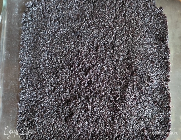 Накрыть вторым пластом теста, выложить маковую начинку.