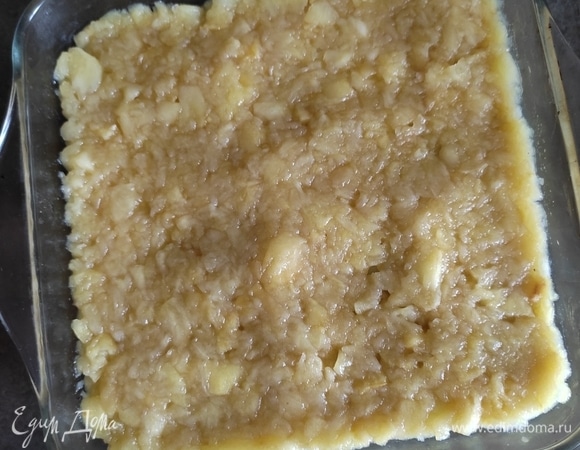 Накрыть третьим пластом теста, выложить яблочную начинку.