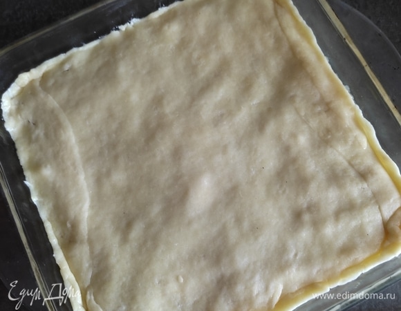 И накрыть самым большим, четвертым, пластом теста. Хорошо распределить его, чтобы был немного на бортиках, так как тесто при выпекании дает небольшую усадку.